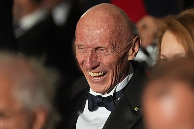 Vážně nemocný Mirek Topolánek na Hradě. Bývalý premiér dorazil s manželkou  Lucií, která mu je největší oporou - Expres.cz