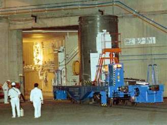 Vagon s kontejnerem s jaderným palivem zajídí do haly reaktoru