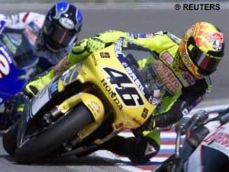 Italský jezdec Rossi pi jednom ze souboj s McCoyem
