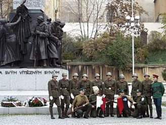 Památku legioná uctili v roce 2000 v praských Zítkových sadech lenové Klubu vojenské historie v dobových uniformách. (Ilustraní foto)