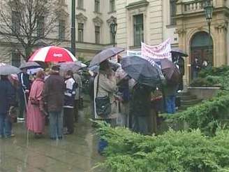 Protest klient zkrachovalých kampeliek ped vládou