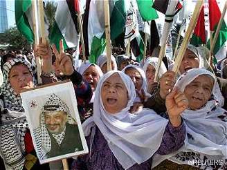 Palestinky protestují proti raketovému útoku Izraele v Gaze