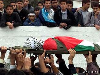 Palestinci nesou tlo 14letého palestinského chlapce