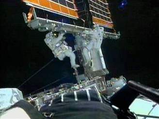 Kosmonauti upravují provoz panel