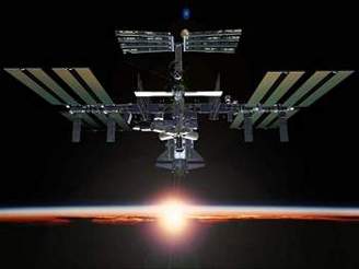 Mezinárodní vesmírná stanice pi východu Slunce