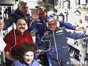 Vesmírný turista Amerian Dennis Tito (vpravo) s kosmonauty mluví z paluby...