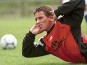 Adam Petrou� si protahuje záda