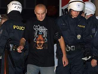 Policie obvinila dva údajné organizátory nedávného skinheadského koncertu. Ilustraní foto