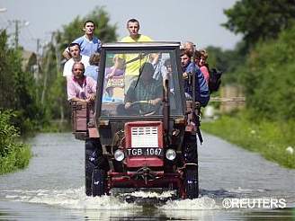 Záchranái evakuují obyvatele zaplavených obcí