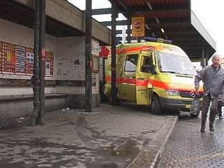 Havarovaná sanitka na autobusovém ostrvku