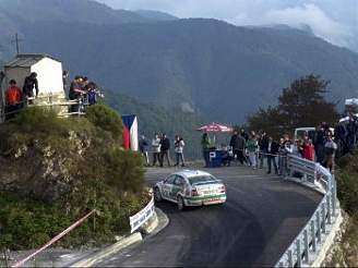 Krestu povzbuzují na Rallye San Remo etí fanouci
