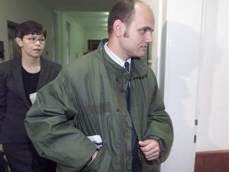 Novinář Ivan Brezina přichází k soudu