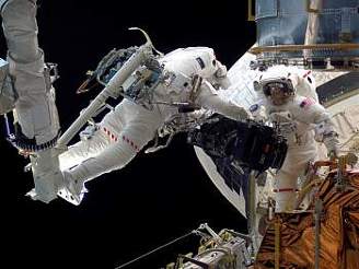 Astronauti Michael Massimino (vlevo) a James Newman