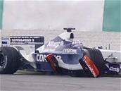 Montoya naráí do pedního kídla z ferrari Michaela Schumachera
