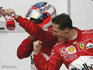 Schumacher s Barrichellem zdraví diváky