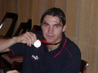 Michal Pospíil ukazuje zlatou medaili