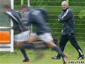Německý kouč Völler sleduje hráče při tréninku