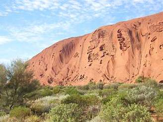 Uluru meni barvu