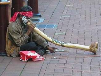 Aboriginec hrající na didgeridoo v centru Perthu