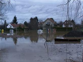 Berounka ve Zben zaplavila zahrady. Ilustraní foto