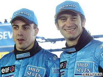 Jarno Trulli (vlevo) a Fernando Alonso
