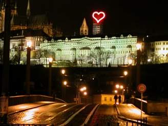 Neonové srdce na Praském hrad.