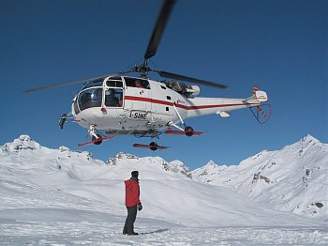 Helikoptéra odlétá s lyai na Mount Miravidi 