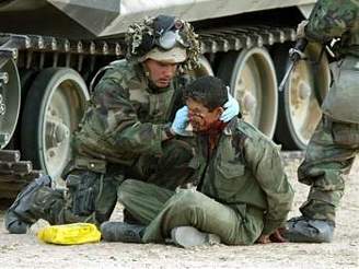 Spojenecký voják oetuje iráckého zajatce