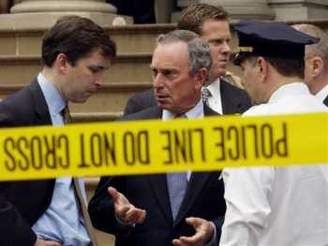 Stelba v New Yorku - Starosta Michael Bloomberg hovoí s policisty po stelb...