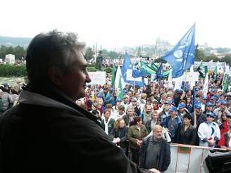 Odborářský boss Milan Štěch si loňské setkání s demonstranty nezopakuje.