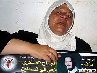 Matka palestinské sebevraedkyn ukazuje fotografii své dcery