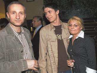 Josef Carda s rodinou - Josef Carda (vlevo) a jeho syn Adam s přítelkyní...