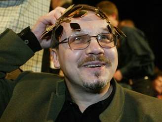 Sergej Fedotov pi pedávání Cen Alfréda Radoka v roce 2004