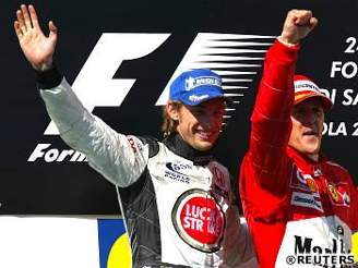 Button a M. Schumacher zdraví diváky