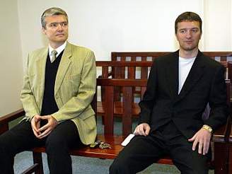 Podnikatelé Miroslav Provod (vlevo) a Tomá Pitr u soudu v dubnu 2004, ped kterým stanuli kvli podezení z daových únik