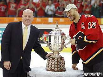 Calgary - San Jose: Iginla pebírá pohár vítz Západní konference