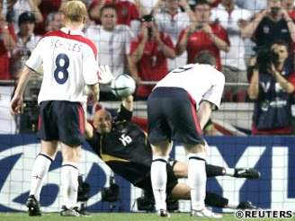 Francie - Anglie: Barthez chytá penaltu