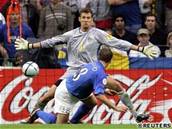 Itálie - védsko: Isaksson se snaí zabránit gólu