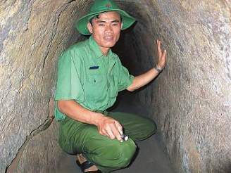 Vchod do podzemní pevnosti ve Vietnamu