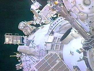 Kosmonaut pipravuje pistání zásobovací lodi