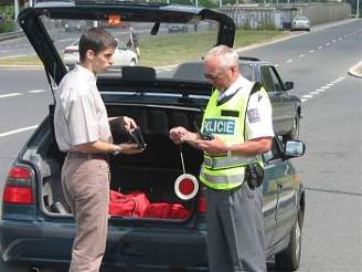 Policista kontroluje idie pi dopravní akci Krytof