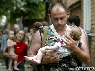 Ruský voják odnáí kojence