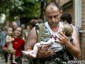 Ruský voják odnáí kojence