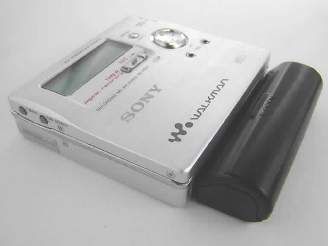 RECENZE: Minidisk walkman MZ-R909 - jak dopadla vlajková lo Sony?