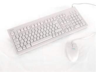 Na první pohled čistě bílá klávesnice ukrývá až tisíce bakterií.