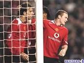 Rooney gratuluje Van Nistelrooijovi k jedn z branek