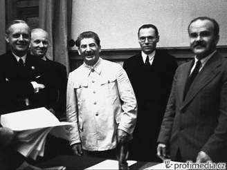 Podpis paktu o neútoení. Sovtský ministr zahranií Vjaeslav Molotov (vpravo)...
