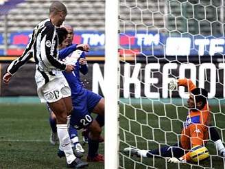 David Trezeguet z Juventusu stílí gól