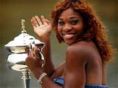 Serena Williamsová pózuje s trofejí