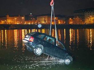 Utopené auto ve Vltav